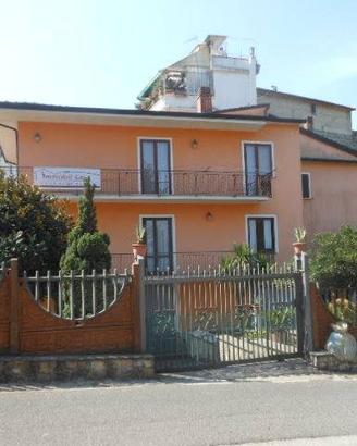 Villa di 300 m² con più di 5 locali a Marzano Appi