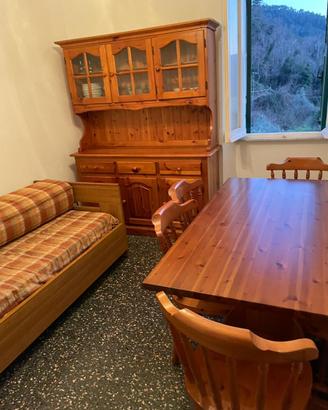 Tavolo - sedie e mobile per sala / salotto- divano