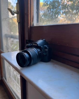 Nikon D3000 + obiettivo 18-55mm