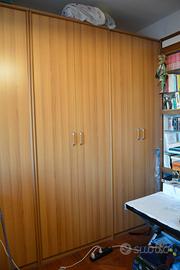 armadio in legno noce chiaro alto con n 8 ante.
