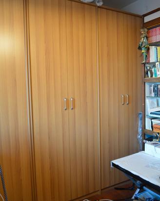 armadio in legno noce chiaro alto con n 8 ante.