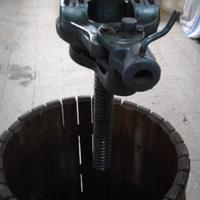 Torchio e vasche per vino