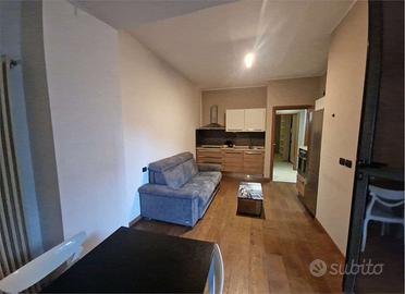 COMO affittiamo BILOCALE arredato con terrazzino