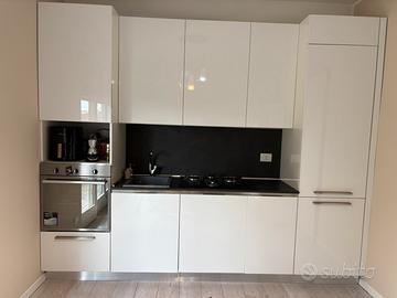 Cucina lineare effetto laccato lucido.
