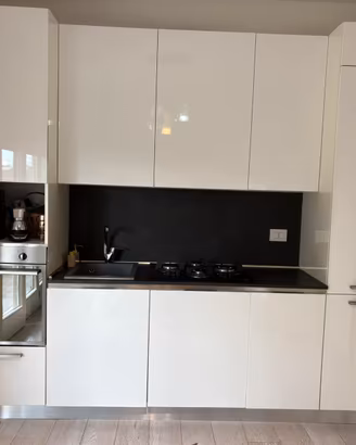 Cucina lineare effetto laccato lucido.