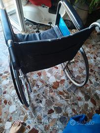 carrozzina pieghevole per disabili