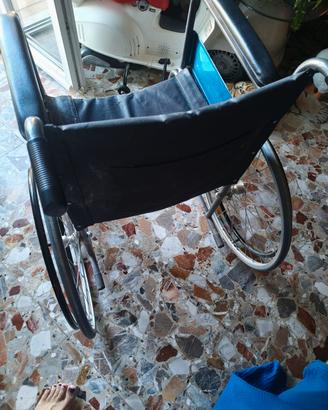 carrozzina pieghevole per disabili