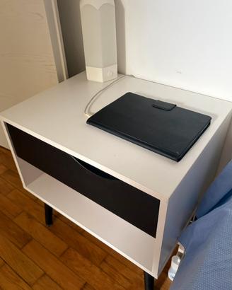 Comodino moderno bianco e nero