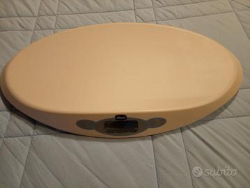 Bilancia pesa neonato