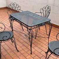 Tavolo e sedie in ferro da esterno