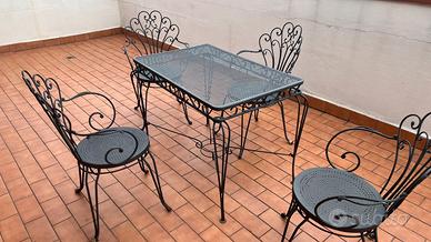 Tavolo e sedie in ferro da esterno