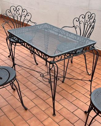 Tavolo e sedie in ferro da esterno