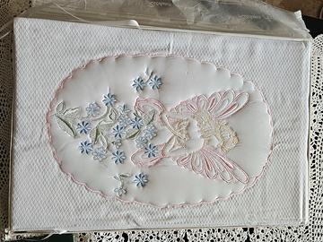 Copriletto matrimoniale bianco con fine ricamo