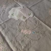 tovaglia in bisso ricamata e rifinita a mano 