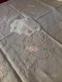 tovaglia in bisso ricamata e rifinita a mano 
