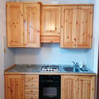 Cucina in abete su misura completa.