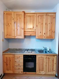 Cucina in abete su misura completa.