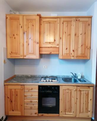 Cucina in abete su misura completa.