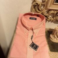 camicia rosa a righe bianche