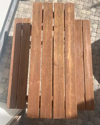 Tavolo in legno  con panche per bambini