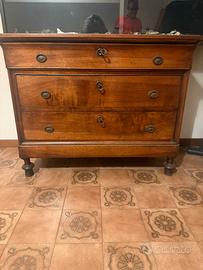 Comò d’epoca in legno con piano in marmo