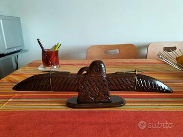 Aquila in legno vintage  con accessori barbecue 