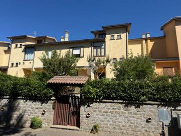 VILLA A SCHIERA A MONTEFIASCONE