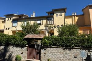 VILLA A SCHIERA A MONTEFIASCONE