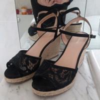 Scarpa nera con zeppa e plateau 