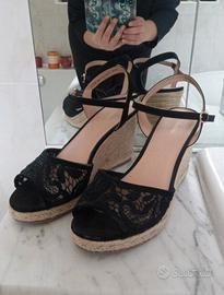 Scarpa nera con zeppa e plateau 