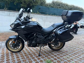 Kawasaki Versys 650 Tourer nera cerchi oro