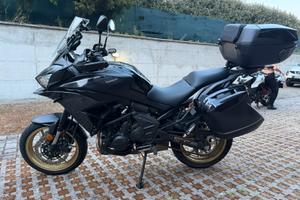 Kawasaki Versys 650 Tourer nera cerchi oro