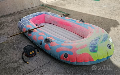 Canotto gonfiabile con remi