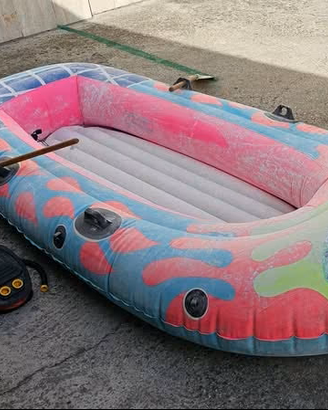 Canotto gonfiabile con remi