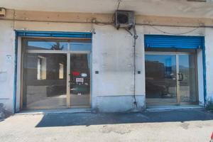 Locale commerciale con parcheggio esclusivo