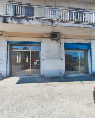 Locale commerciale con parcheggio esclusivo