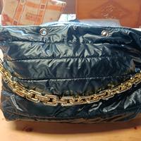 borsa a tracolla nera tracolla dorata 