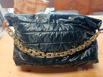 borsa a tracolla nera tracolla dorata 