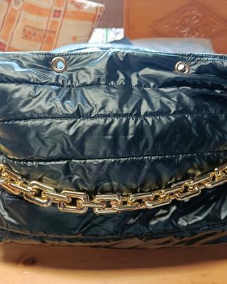 borsa a tracolla nera tracolla dorata 