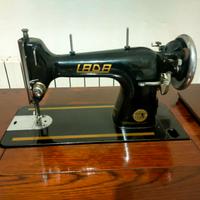 Macchina da cucire antica