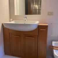 Mobile bagno con lavabo e miscelatore