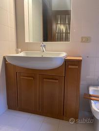 Mobile bagno con lavabo e miscelatore