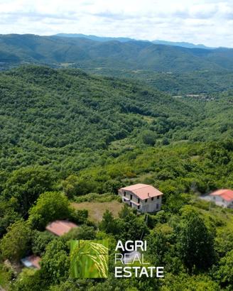 Abitazione da ristrutturare con 18 HA di terreno