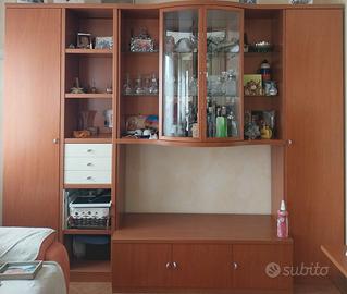 Parete soggiorno ciliegio con mobile porta tv.