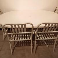 tavolo con sedie da esterni 