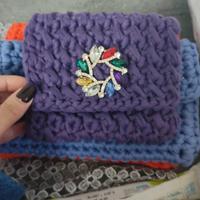 pochettina fatta a mano viola con gioiello