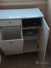 Mobiletto bagno con portabiancheria. Sede Roma