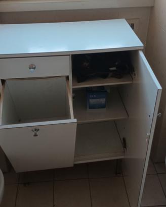 Mobiletto bagno con portabiancheria. Sede Roma