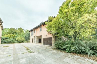 VILLA QUADRIFAMILIARE CON 3'000MQ DI GIARDINO