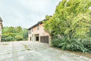 VILLA QUADRIFAMILIARE CON 3'000MQ DI GIARDINO